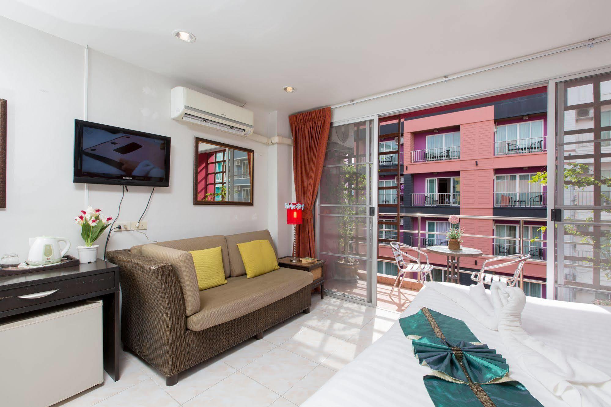Cool Sea House Hotel Patong Exterior photo